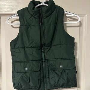 All in Motion Dark Green Kids Vest Bots size 6/7 like new. Stylish Puffer vest